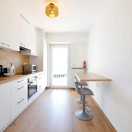 Elegant 2br With Balcony - Central City *