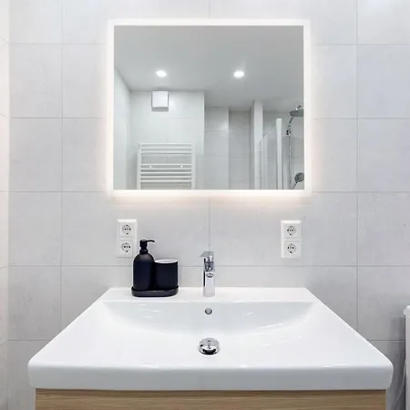 Elegant 2br With Balcony - Central City Apartment