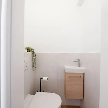 Elegant 2br With Balcony - Central City Apartment *