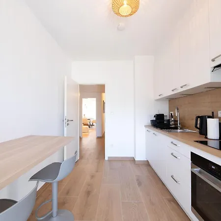 Elegant 2br With Balcony - Central City Apartment