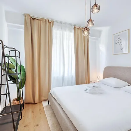 Elegant 2br With Balcony - Central City