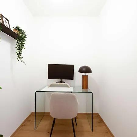Elegant 2br With Balcony - Central City Apartment