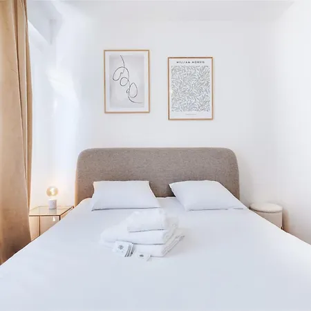 Elegant 2br With Balcony - Central City Apartment