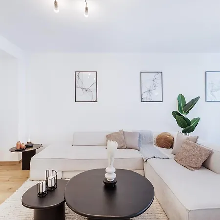 Elegant 2br With Balcony - Central City Apartment