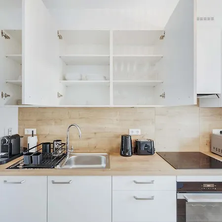 Elegant 2br With Balcony - Central City Apartment *